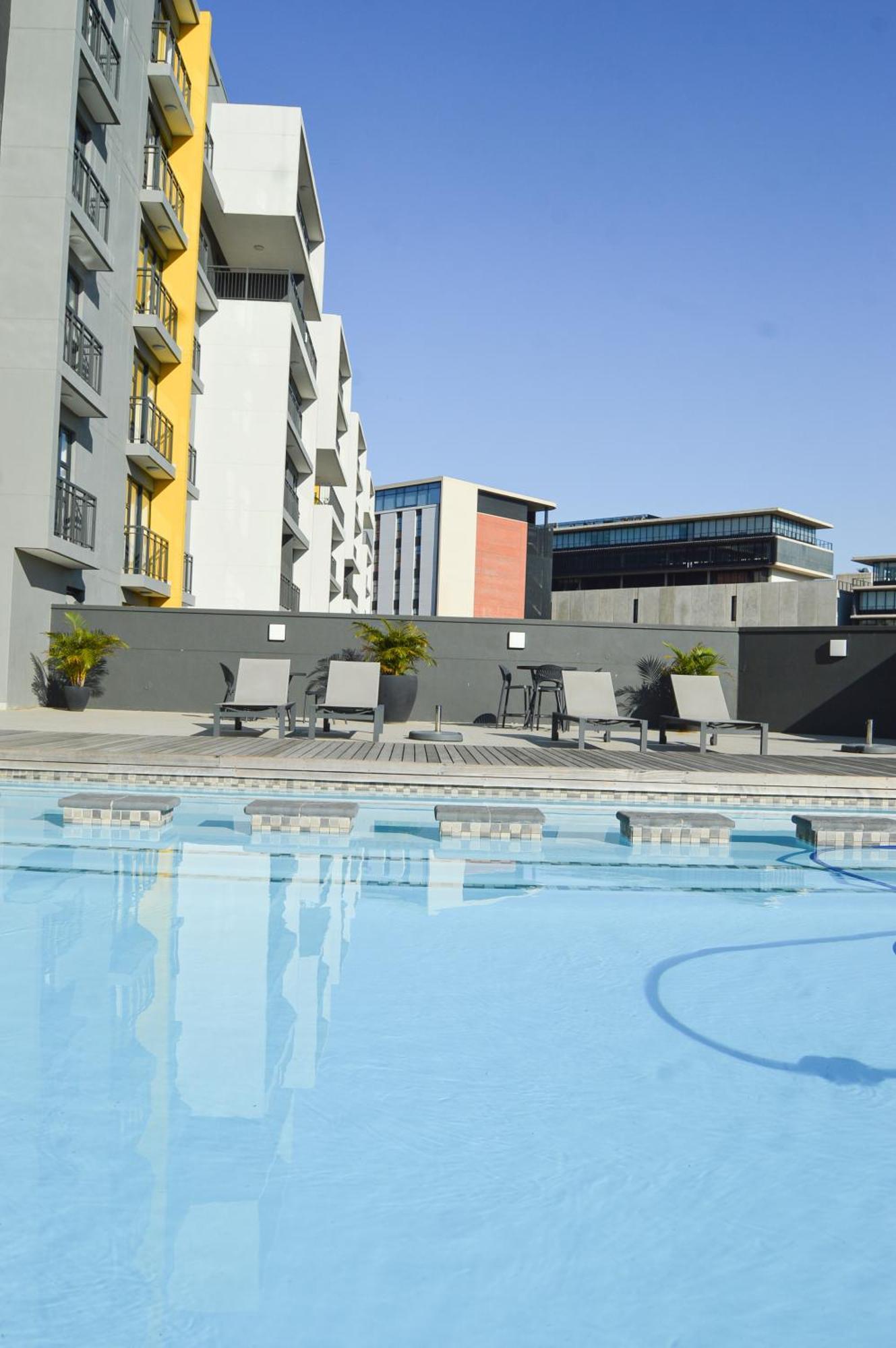 5min Walk To Gateway,free Parking, Free Wifi